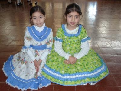 Antonia und Aylinn in Cueca-Kleidern